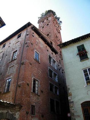 Palazzo Guinigi - La via Francigena e il Volto Santo slide