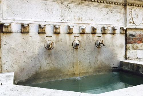 Fontana di via Maestà delle Volte slide