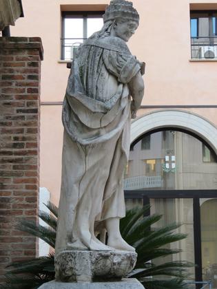 Statua della "Vecchia Padova" slide