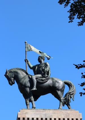 Monumento equestre in Piazzale Risorgimento slide