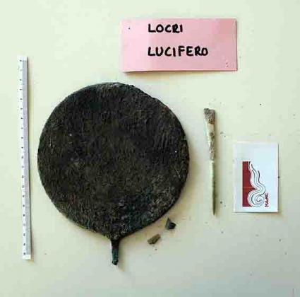 Specchi in bronzo dalla necropoli Lucifero di Locri slide