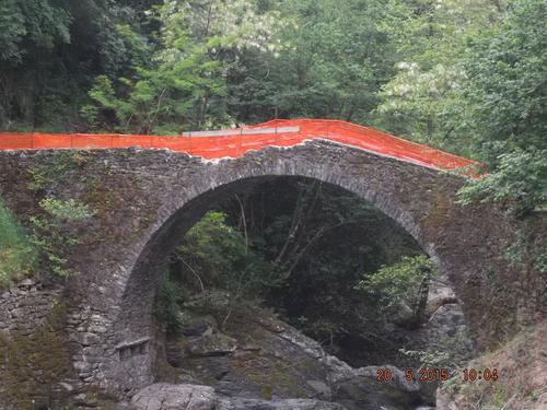 Ponte in pietra in località Maggiolo slide