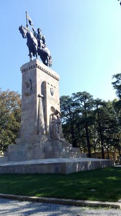 Monumento equestre in Piazzale Risorgimento slide