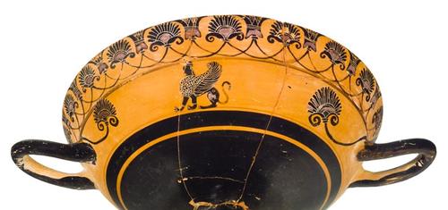 Kylix attica a figure nere con pirata tirreno che suona il flauto slide