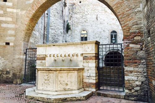 Fontana di via Maestà delle Volte slide