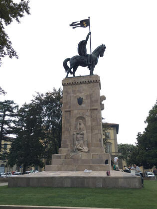 Monumento equestre in Piazzale Risorgimento slide