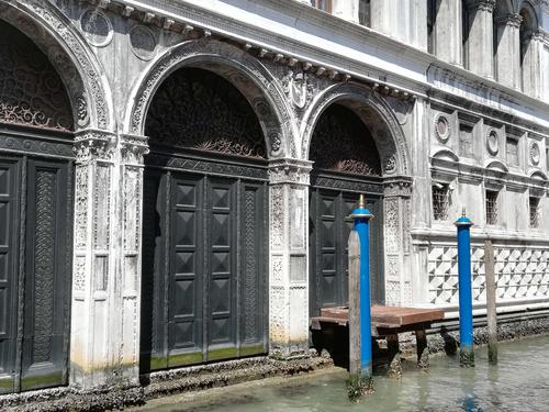 Palazzo Ducale - Portoni lignei delle rive d