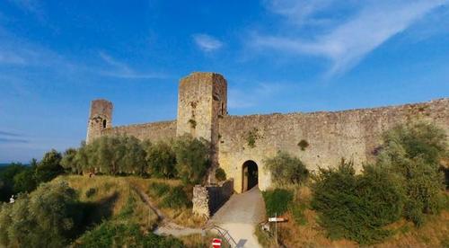 Cinta muraria del Castello di Monteriggioni slide