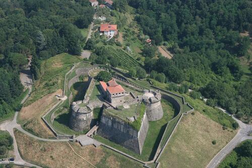 Fortezza di Castruccio Castracani - Castello di Sarzanello slide