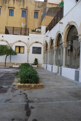 Caserma Ruggero Settimo, Piazza S. Francesco di Paola, Palermo: Chiostro slide