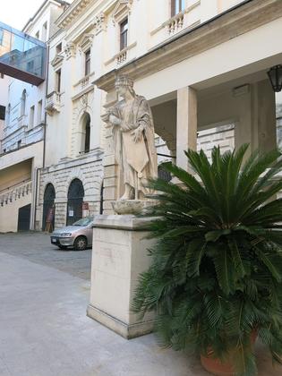 Statua della "Vecchia Padova" slide