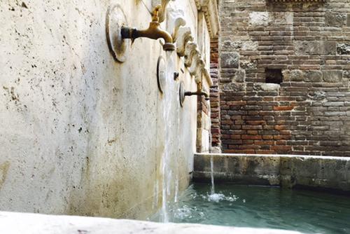 Fontana di via Maestà delle Volte slide