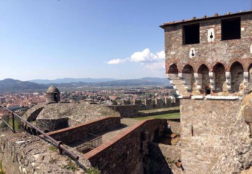 Fortezza di Castruccio Castracani - Castello di Sarzanello slide