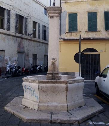 Fontana di piazza Alberto Nota slide