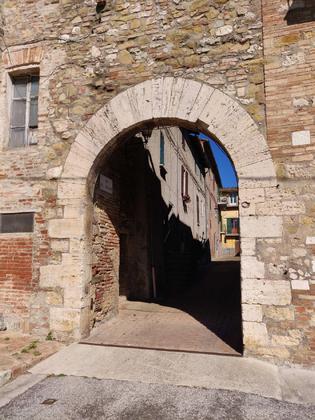 PORTA DEL CASTELLO DI BAGNAIA slide