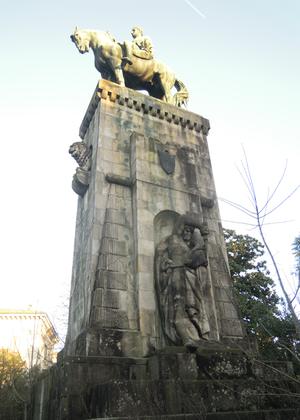 Monumento equestre in Piazzale Risorgimento slide