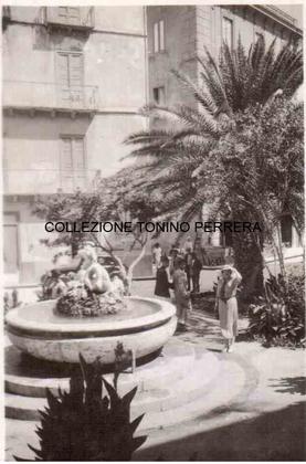 Fontana con scultura e vasca in piazza Lucatelli slide