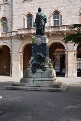 Monumento al Perugino slide