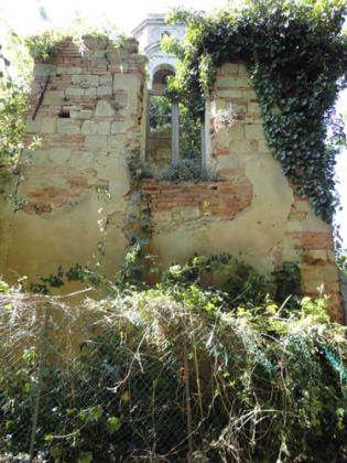 Complesso storico costituito dalla vecchia chiesa di S.Lorenzo Martire,  con annesso campanile e canonica in Fauglia slide