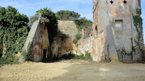 Complesso storico costituito dalla vecchia chiesa di S.Lorenzo Martire,  con annesso campanile e canonica in Fauglia slide