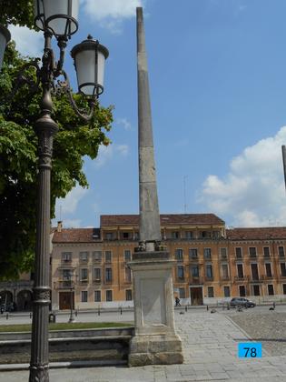 Statue in Prato della Valle - Isola Memmia slide