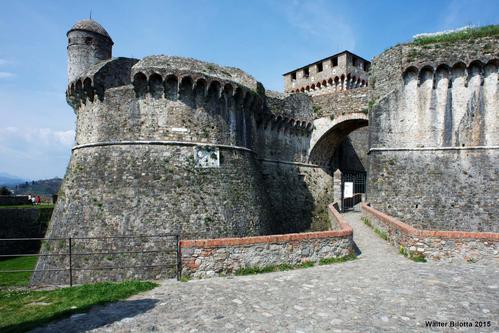 Fortezza di Castruccio Castracani - Castello di Sarzanello slide