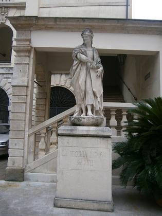 Statua della "Vecchia Padova" slide