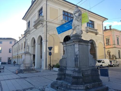 Statue dei provveditori in Piazza Grande slide