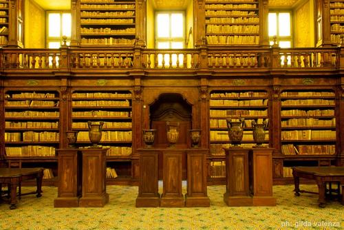 Biblioteca Statale Oratoriana Dei Girolamini slide