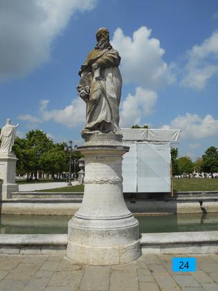 Statue in Prato della Valle - Isola Memmia slide