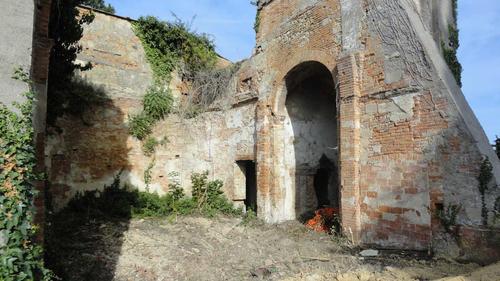 Complesso storico costituito dalla vecchia chiesa di S.Lorenzo Martire,  con annesso campanile e canonica in Fauglia slide