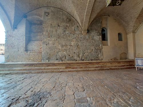 LOGGIA DEL TEATRO DEI LEGGIERI DI SAN GIMIGNANO slide