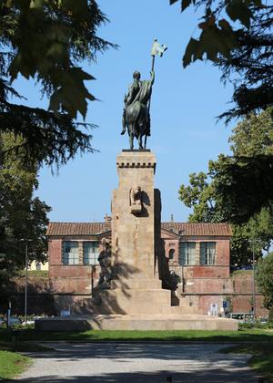 Monumento equestre in Piazzale Risorgimento slide