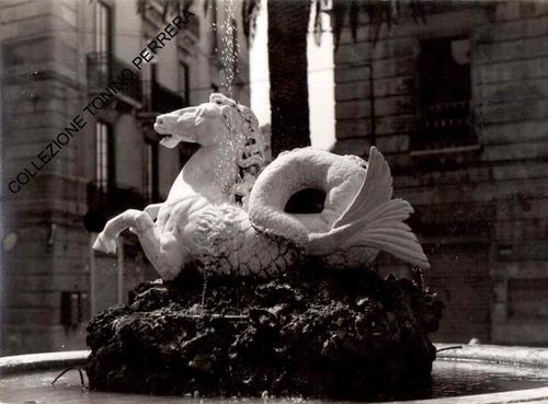 Fontana con scultura e vasca in piazza Lucatelli slide