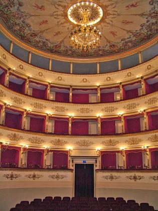 Restauro  della fascia inferiore della sala del Teatro Comunale di Gubbio slide