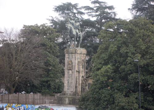 Monumento equestre in Piazzale Risorgimento slide