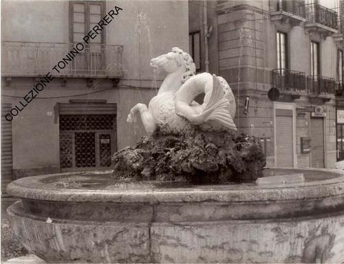 Fontana con scultura e vasca in piazza Lucatelli slide