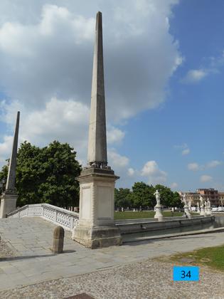 Statue in Prato della Valle - Isola Memmia slide