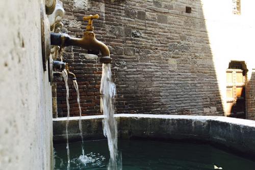 Fontana di via Maestà delle Volte slide