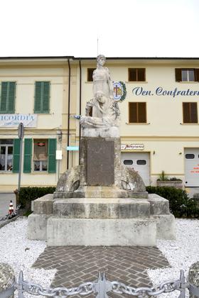 Monumento ai caduti 1° Guerra Mondiale sito in Capezzano Pianore slide