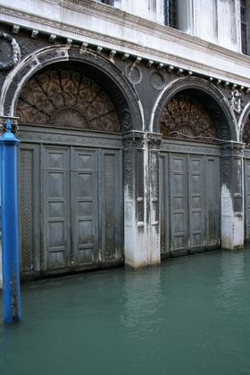 Palazzo Ducale - Portoni lignei delle rive d