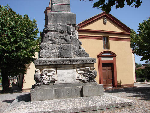 Monumento ai caduti della Prima Guerra Mondiale in frazione Piazze slide