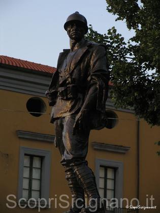 Monumento ai Caduti FANTE VITTORIOSO slide