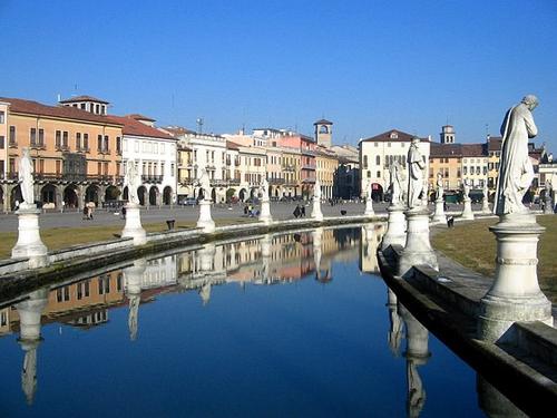 Statue in Prato della Valle - Isola Memmia slide