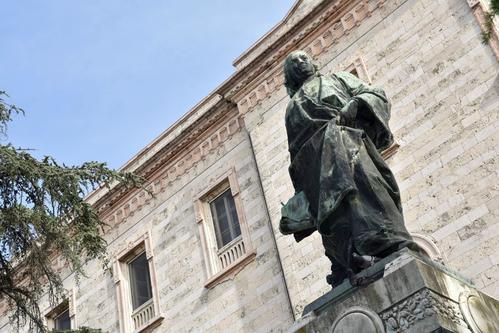 Monumento al Perugino slide