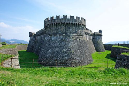 Fortezza di Castruccio Castracani - Castello di Sarzanello slide