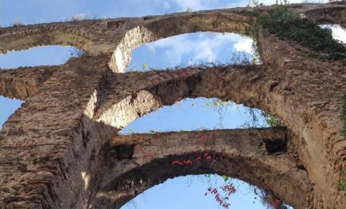Archi bassi acquedotto medievale slide