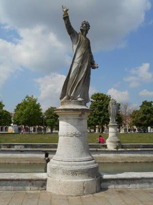 Statue in Prato della Valle - Isola Memmia slide