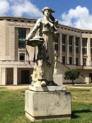 Le due statue di Ulderico Conti rappresentanti “ La madre rurale “ e “ La madre” slide