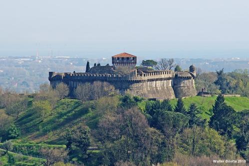 Fortezza di Castruccio Castracani - Castello di Sarzanello slide